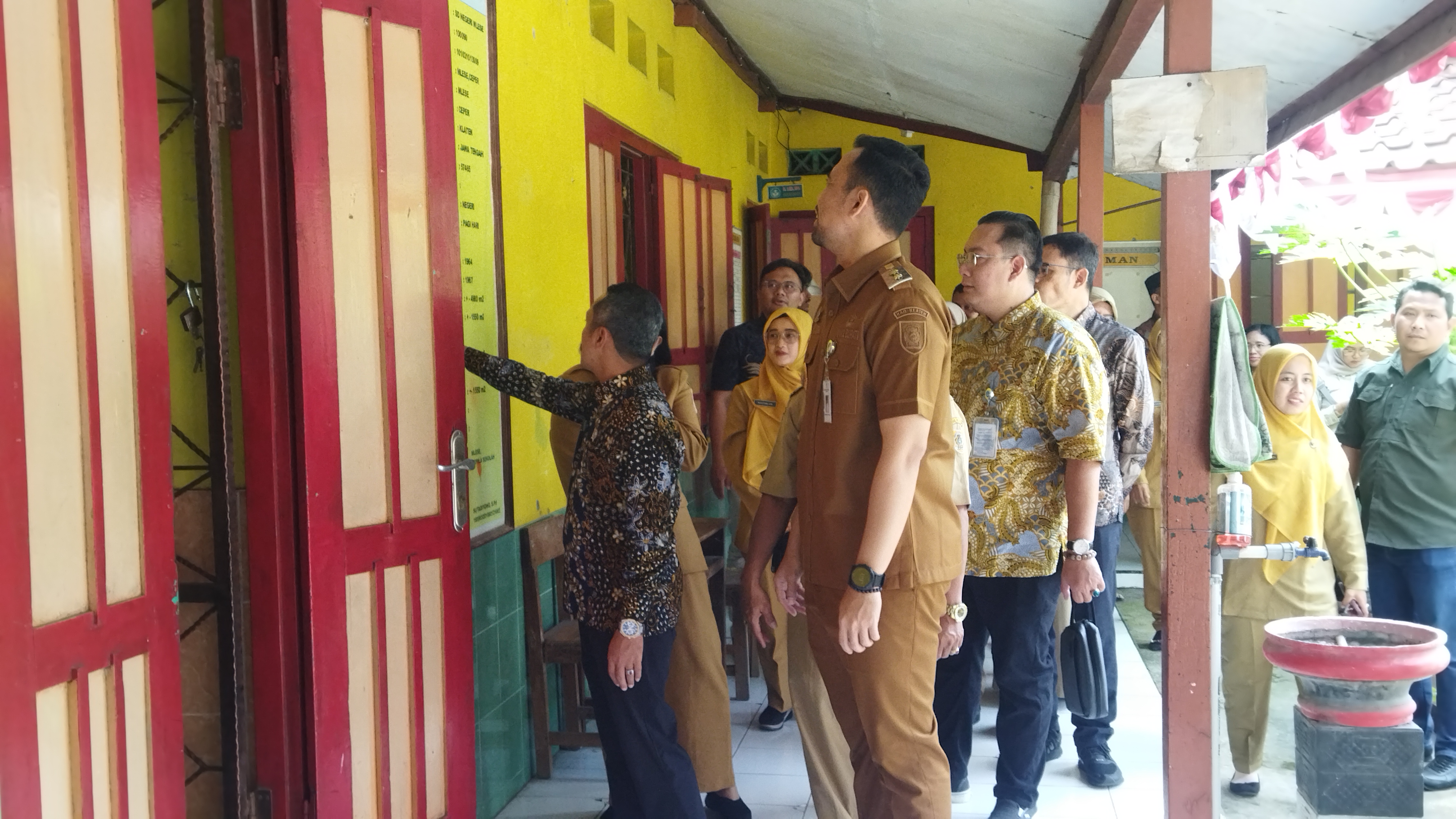 Wakil Menteri Pendidikan Tinjau Program Makan Bergizi Gratis di SD Negeri Mlese Klaten