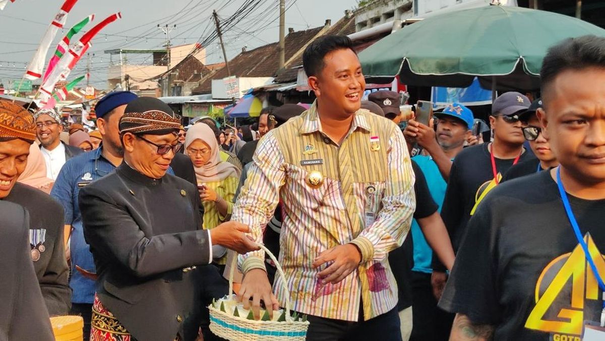 Ribuan Warga Berebut Kue apem, Bupati Hamenang Berharap Tradisi Yaa-qowiyyu Tetap Lestari