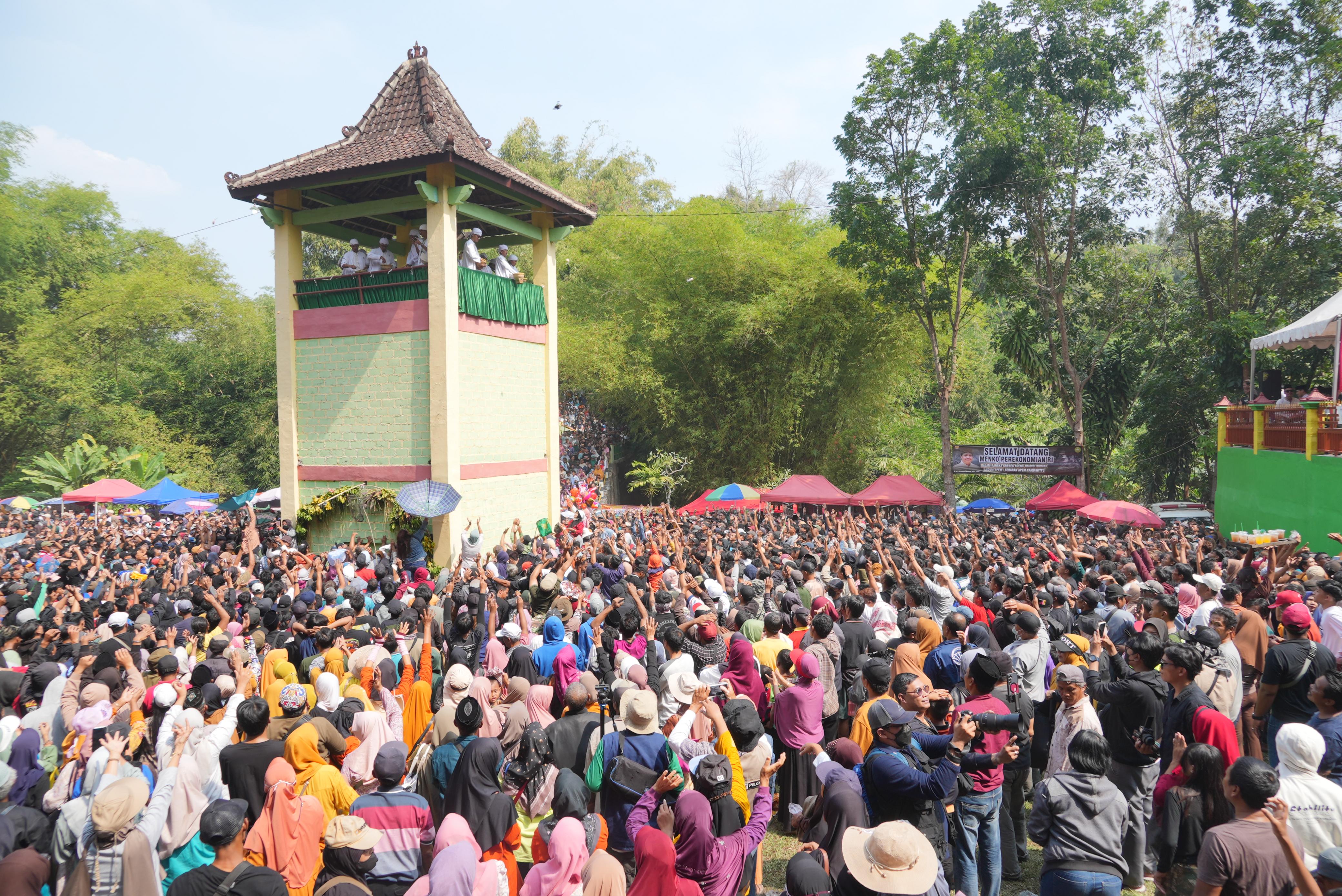 Meriahnya Tradisi Yaqowiyu, Ribuan Kue Apem Jadi Rebutan Warga