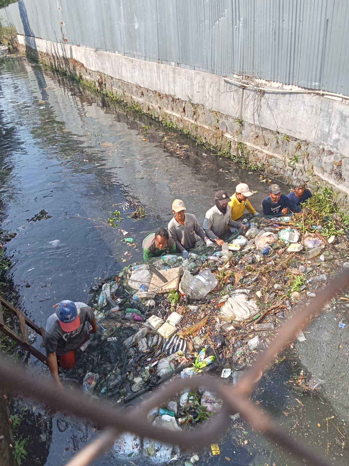 Warga dan Lintas Sektor di Klaten Kompak Turun ke Sungai Modin Bersihkan Sampah